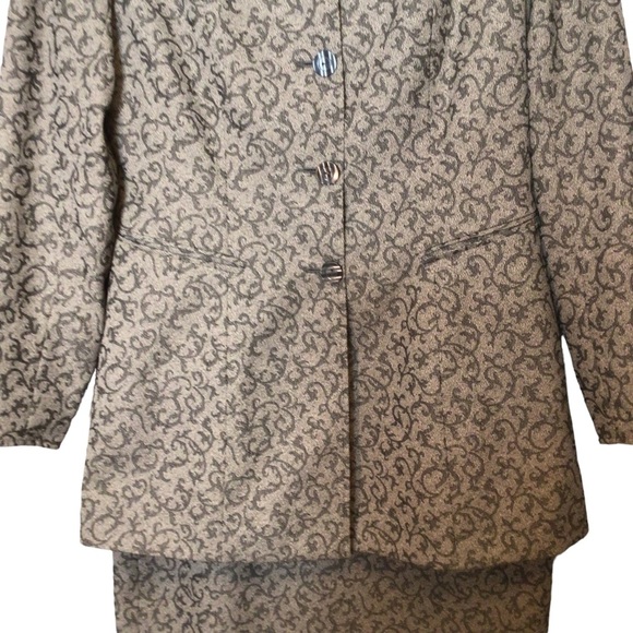 Halston Long Full button Jacket and Skirt Suit Women's Size 6 - Picture 2 of 14